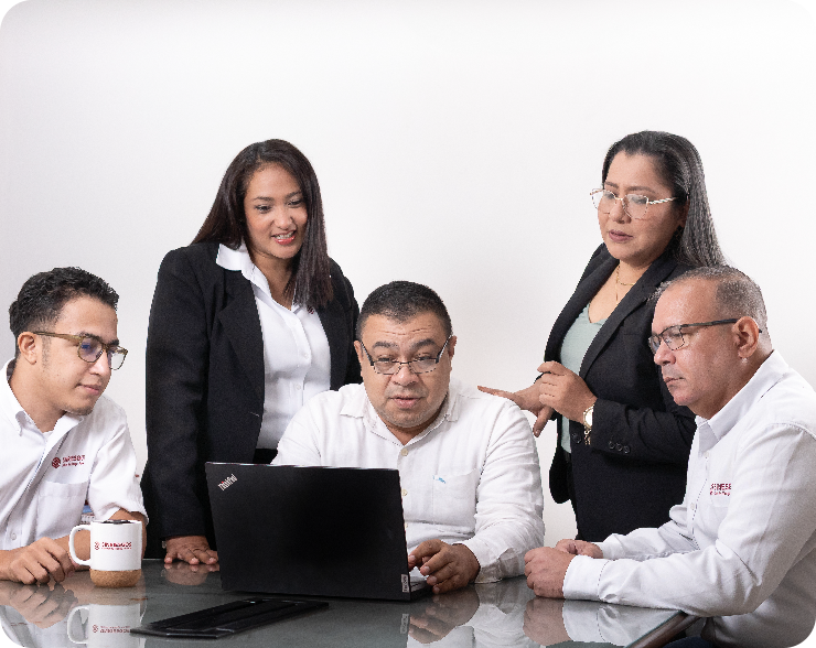 equipo observando resultandos en computadora